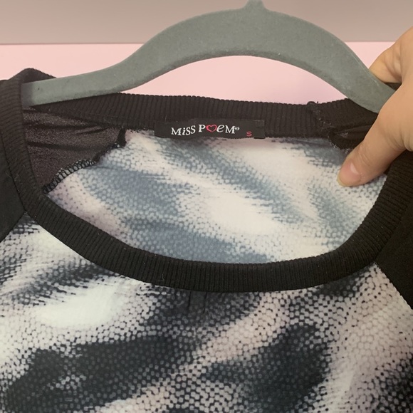 Three quarter white black grey top blouse sport chic animal snake tiger leopard - Picture 7 of 13